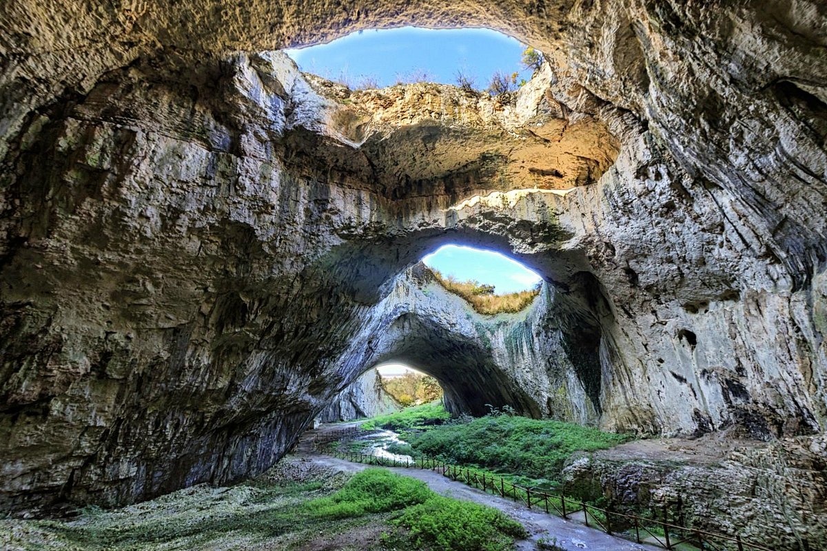 Βουλγαρία: DEVETASHKA CAVE – BUZLUDZHA MONUMENT – ARCH OF FREEDOM